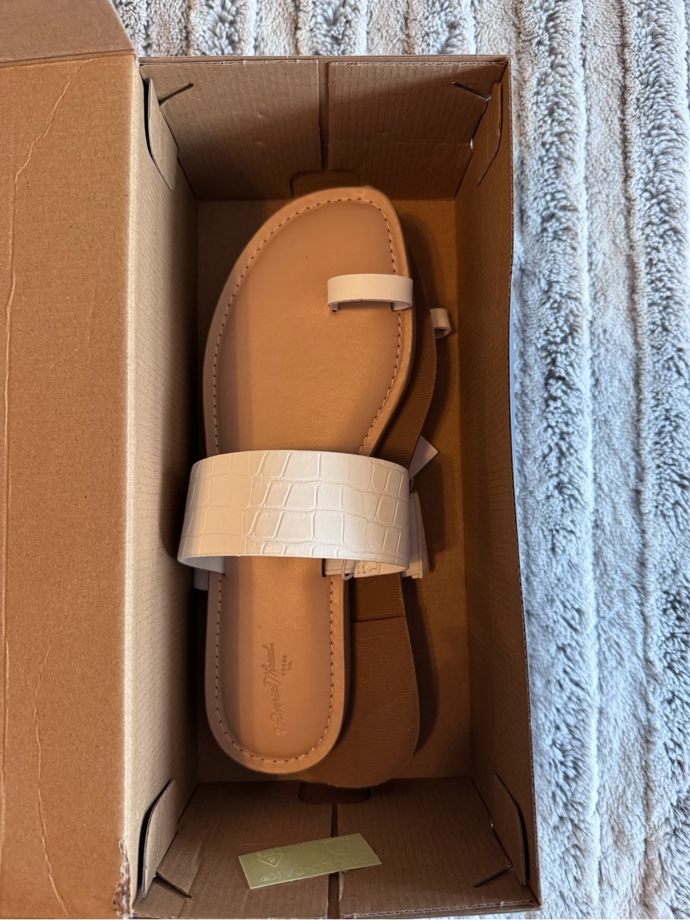 Universal Thread White Croc-Embossed Toe-Loop Slide Sandal